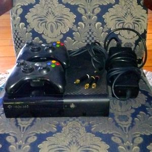 4 Gb Xbox 360 Works Perfectly!!